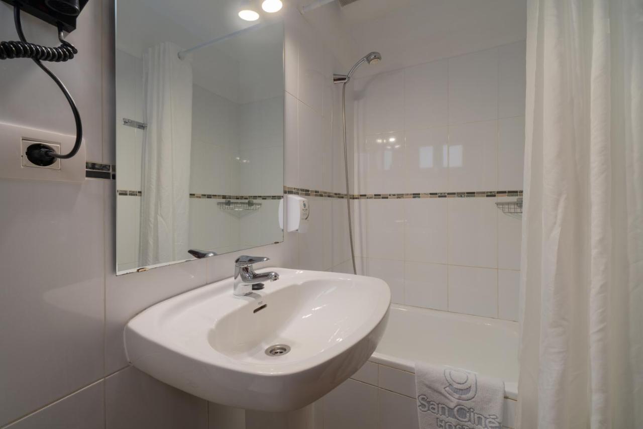 Double or Twin Room Private Bathroom